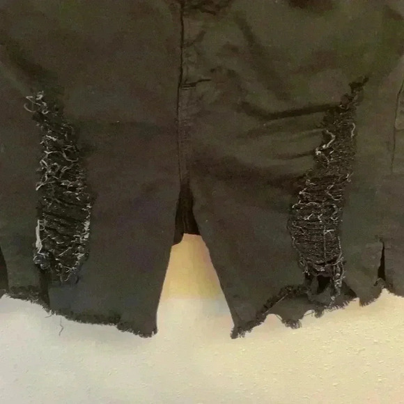 GOOD AMERICAN Women’s Distressed Bermuda Shorts - Picture 4 of 7